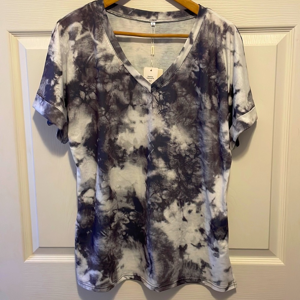 Basic t-shirt size L. New with tags. Grey